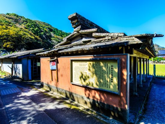 対馬観光タクシーツアー　椎根の石屋根＋小茂田神社＋八幡宮神社 対馬の歴史や文化に熟知したガイドがご案内 ＜4時間／夕食付／厳原港発＞