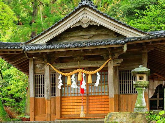 対馬観光タクシーツアー　椎根の石屋根＋小茂田神社＋八幡宮神社 対馬の歴史や文化に熟知したガイドがご案内 ＜4時間／夕食付／厳原港発＞
