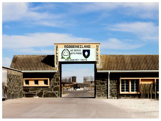 ネルソン・マンデラの歴史を辿る＋ロベン島プライベートツアー＜ケープタウン発着＞ by Tiqets