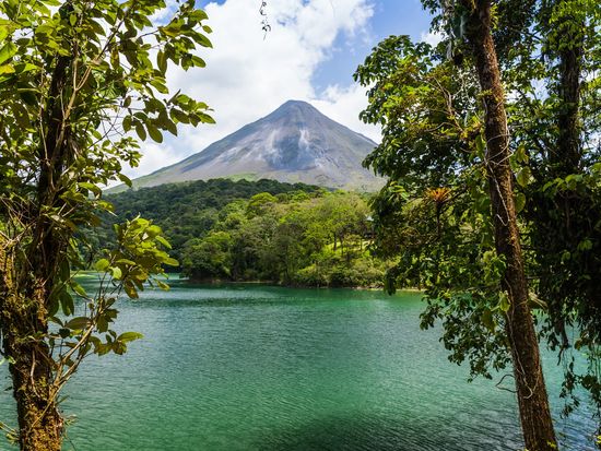 Costa Rica_Arenal Volcano_shutterstock_651749983