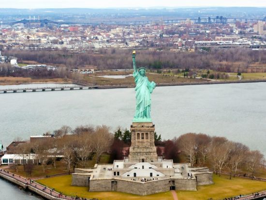 自由の女神＆エリス島　チケット事前予約　往復フェリーサービスプランやガイド付きツアープランなど by Tiqets