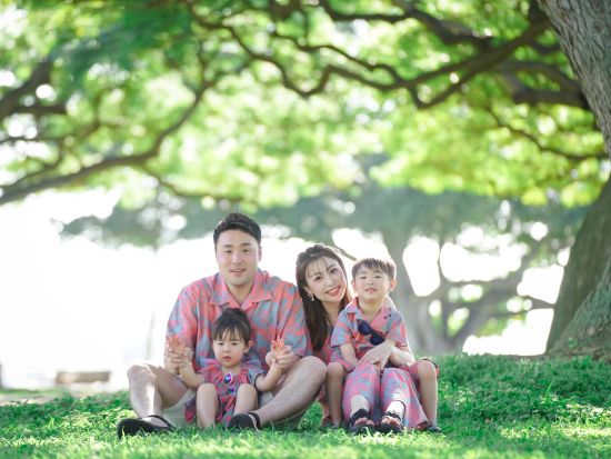 ハワイ　カジュアルフォト　 気軽に家族やカップルで記念撮影！　選べる撮影スポット ＜カピオラニパーク周辺／マジックアイランド＞