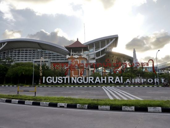 【空港送迎】デンパサール国際空港 ⇔ バリ島内　ホテルチェックインお手伝いに両替所やスーパー立ち寄りも可能 ＜貸切／日本語ガイド＞