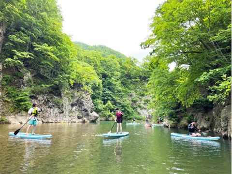 定山渓 豊平川SUP＆テントサウナツアー 渓谷の間をSUPで川下り、河原でテントサウナ！ぷかぷかSUPに寝そべり贅沢ととのい体験＜4～11月／埜のてらす集合＞