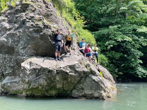 定山渓 豊平川渓谷SUPツアー 豊かな自然あふれる渓谷の間をゆるやかに進む！気持ちの良いリフレッシュ体験＜4～11月／3歳以上参加可／埜のてらす集合＞