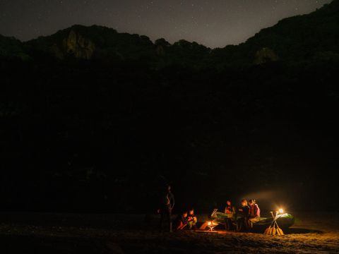 定山渓 豊平川ナイトクルージング＆焚き火で夜Cafeツアー 星空の下で川をゆったり下り、河原で焚火をかこむ夜＜4～11月／3歳以上参加可／埜のてらす集合＞
