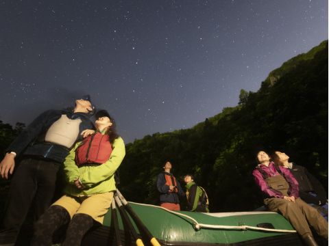 定山渓 豊平川ナイトクルージング＆焚き火で夜Cafeツアー 星空の下で川をゆったり下り、河原で焚火をかこむ夜＜4～11月／3歳以上参加可／埜のてらす集合＞
