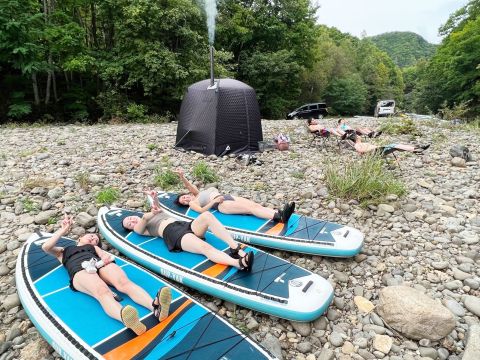 定山渓 豊平川SUP＆テントサウナツアー 渓谷の間をSUPで川下り、河原でテントサウナ！ぷかぷかSUPに寝そべり贅沢ととのい体験＜4～11月／埜のてらす集合＞