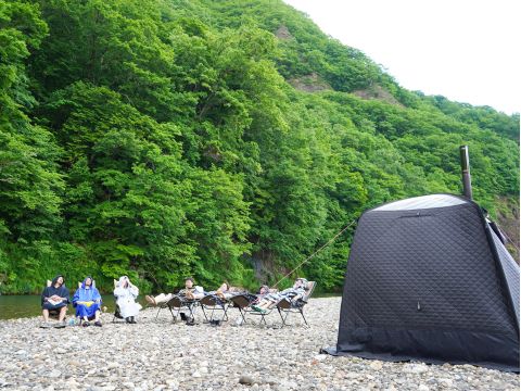 定山渓豊平川 川辺でテントサウナツアー 水風呂はもちろん目の前の川へ！渓谷の中で味わうととのい体験＜4～11月／3歳以上参加可／埜のてらす集合＞