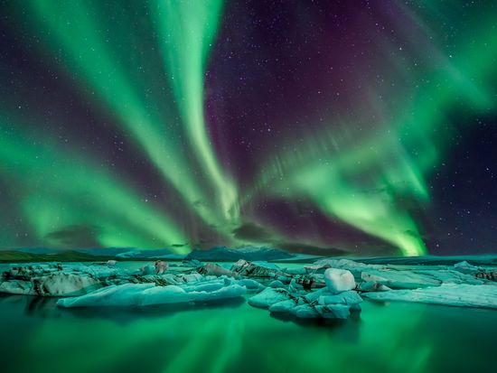 Aurora_BorealisGlacierLagoon_shutterstock527458129