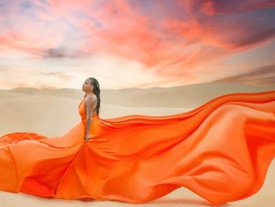 砂漠でドレスフォト撮影！フライングドレス・フォトシュート プロカメラマン同行 カップル・グループプランあり♪ 写真データ付き＜英語／ホテル送迎付き＞