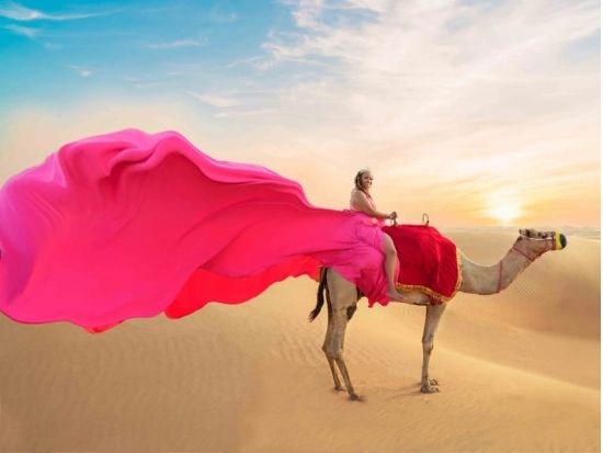 砂漠でドレスフォト撮影！フライングドレス・フォトシュート プロカメラマン同行 カップル・グループプランあり♪ 写真データ付き＜英語／ホテル送迎付き＞