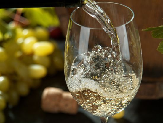 white wine_pixta_83962858_M