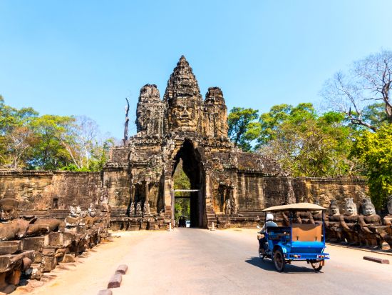 アンコールワット3大遺跡観光ツアー　プノンバケンでの夕日鑑賞　トゥクトゥク利用プラン選択可＜貸切／昼食／日本語ガイド／朝日鑑賞オプション有＞