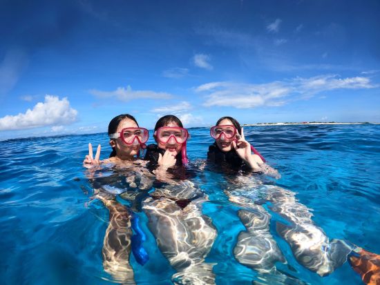 慶良間ボートスノーケリング カラフルなサンゴ礁や魚を間近で見よう！ボートで普段行けないスポットへ行ける贅沢プラン＜1日／送迎相談可／英語対応可能＞