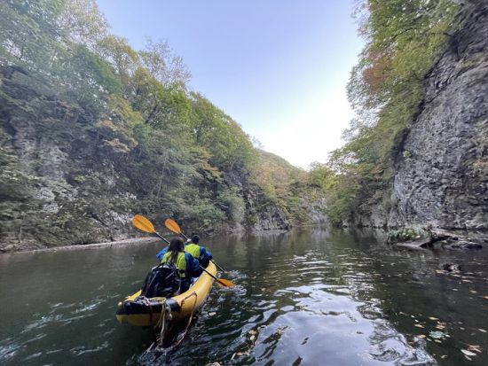 定山渓 豊平川SUP＆テントサウナツアー 渓谷の間をSUPで川下り、河原でテントサウナ！ぷかぷかSUPに寝そべり贅沢ととのい体験＜4～11月／埜のてらす集合＞