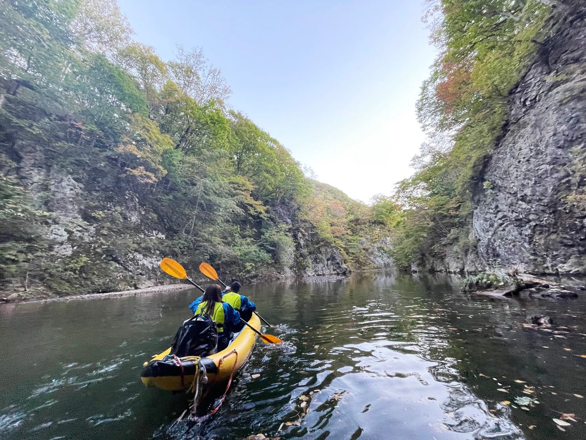定山渓 豊平川ゆったりカヌーツアー 豊かな自然あふれる渓谷の間