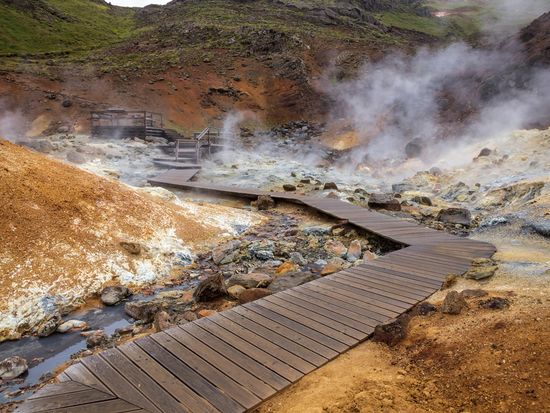 boardwalk in geothermal area_pixta_78345413_M