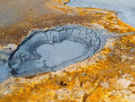 Mud pot in geothermal area_pixta_30667418_M