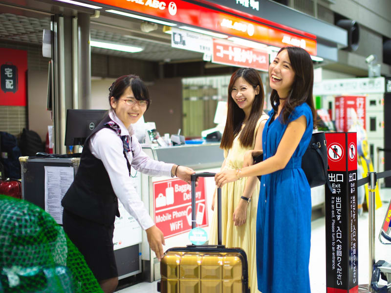 pick up luggage at airport counter