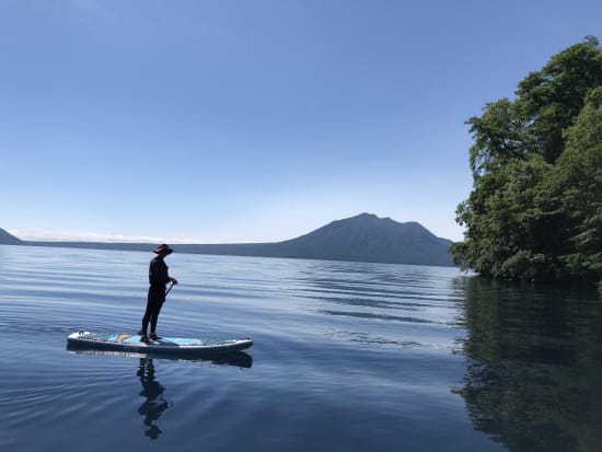 支笏湖SUPツアー  きらめく水面！青い支笏湖！美しい景色の中、まるで浮いてるみたいな湖ののんびり体験＜4～11月／3歳以上参加可／恵庭岳集合＞
