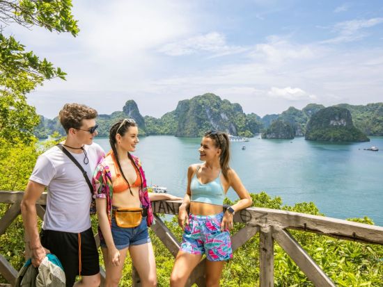 【プレミアム】世界遺産ハロン湾日帰りツアー　最大級豪華客船「アンバサダー号」利用　ルーム利用＆カヤックオプション選択可＜7時間／英語・日本語／ビュッフェ昼食＞