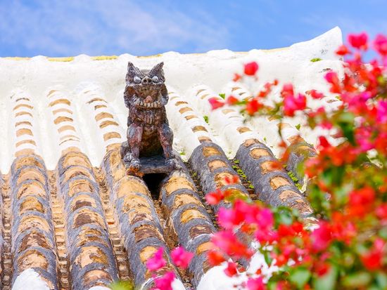 Japan_Okinawa_Shisa Roof_shutterstock_1090662893