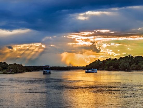 ザンベジ川サンセットクルーズ　真っ赤な夕日と大自然が織りなすアフリカの絶景に感動！＜半日／英語ガイド／混載／ビクトリア・フォールズ発＞