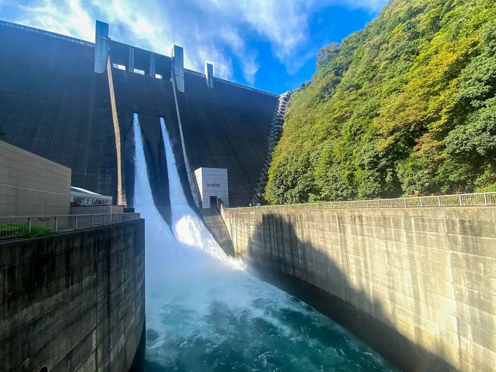 宮ケ瀬ダムで観光放流見学！日帰りバスツアー 「あげパン」工場見学