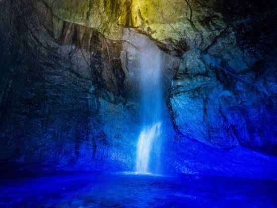 滝観洞（ろうかんどう） 入場チケット事前予約  今もなお成長し続ける生きた鍾乳洞を歩く！洞窟内に響く轟音、青く美しい滝に感動＜通年／滝観洞ICから車で3分＞