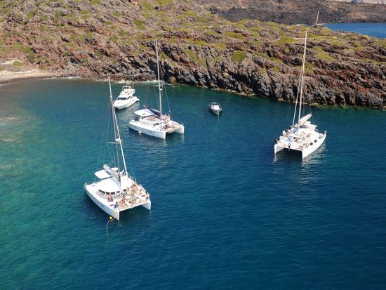 サントリーニ島デイクルーズ　カタマランヨットで行く海岸巡り　レッドビーチ＋ホワイトビーチ＋メサ・ピガディア＜混載または貸切／昼食付／英語／サントリーニ島発＞