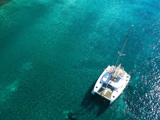 サントリーニ島デイクルーズ　カタマランヨットで行く海岸巡り　レッドビーチ＋ホワイトビーチ＋メサ・ピガディア＜混載または貸切／昼食付／英語／サントリーニ島発＞