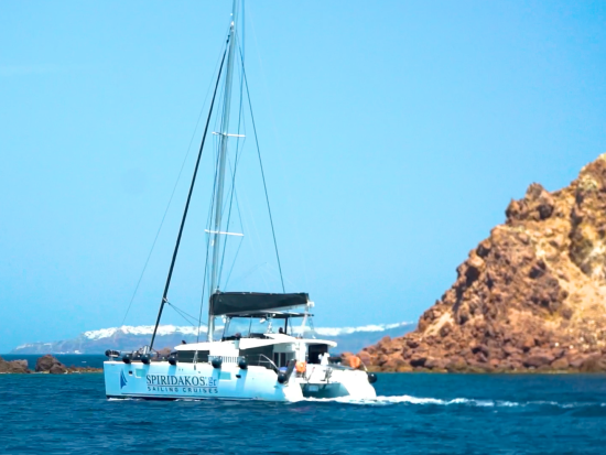 サントリーニ島デイクルーズ　カタマランヨットで行く海岸巡り　レッドビーチ＋ホワイトビーチ＋メサ・ピガディア＜混載または貸切／昼食付／英語／サントリーニ島発＞