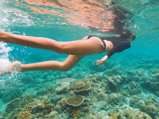 サントリーニ島デイクルーズ　カタマランヨットで行く海岸巡り　レッドビーチ＋ホワイトビーチ＋メサ・ピガディア＜混載または貸切／昼食付／英語／サントリーニ島発＞