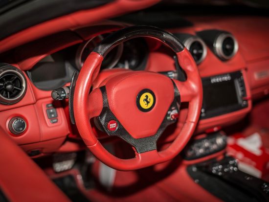 フェラーリの聖地！マラネッロで夢のフェラーリ乗車体験ツアー＜送迎付／ミラノ発＞by Max Harvest