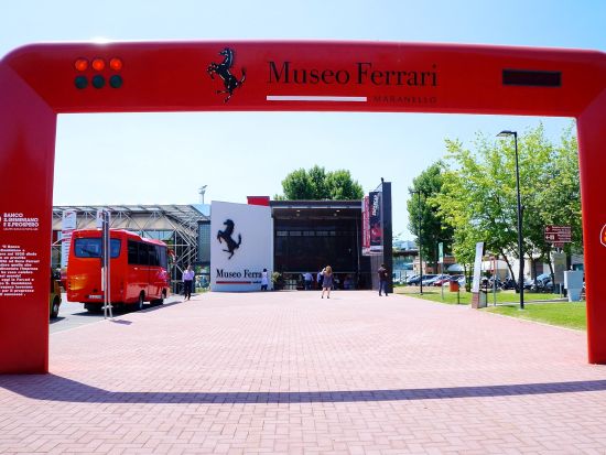 フェラーリの聖地！マラネッロで夢のフェラーリ乗車体験ツアー＜送迎付／ミラノ発＞by Max Harvest