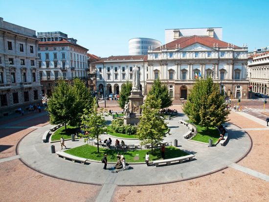 Milan_Teatro alla Scala_shutterstock_35556814