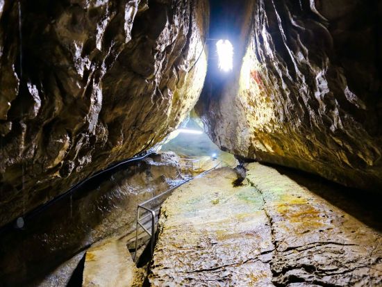 滝観洞（ろうかんどう） 入場チケット事前予約  今もなお成長し続ける生きた鍾乳洞を歩く！洞窟内に響く轟音、青く美しい滝に感動＜通年／滝観洞ICから車で3分＞