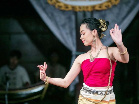 チェンマイ1泊2日ツアー　ドイステープ寺院＋首長族の村＋象乗り体験＋カントークディナー＜日本語ガイド／往復航空券付き／バンコク発＞