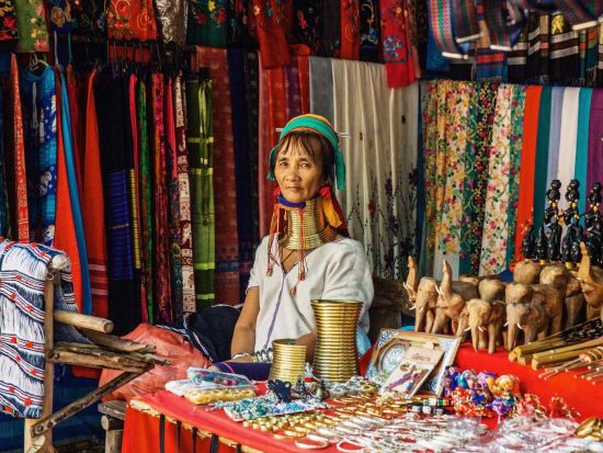 チェンマイ1泊2日ツアー　ドイステープ寺院＋首長族の村＋象乗り体験＋カントークディナー＜日本語ガイド／往復航空券付き／バンコク発＞