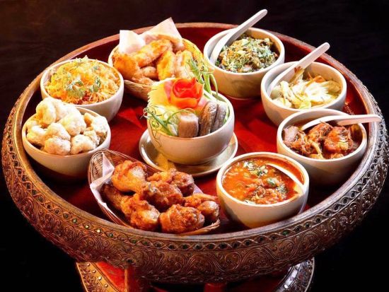 チェンマイ1泊2日ツアー　ドイステープ寺院＋首長族の村＋象乗り体験＋カントークディナー＜日本語ガイド／往復航空券付き／バンコク発＞