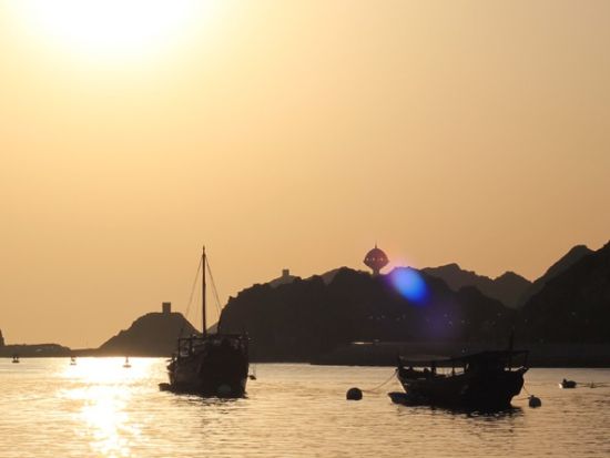 マスカット市内の景色を一望！ダウ船クルーズ＜マスカット発／英語／送迎付き＞