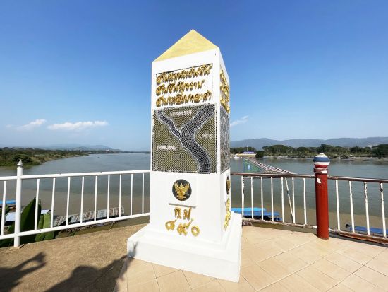 チェンライ1泊2日ツアー　フォトジェニックな寺院散策＋ゴールデントライアングル＜日本語ガイド／往復航空券付き／バンコク発＞