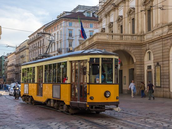 Italy_Milan_Tram with Scala_AdobeStock_65122471