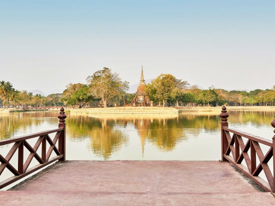 スコータイ1泊2日ツアー　ピサヌローク寺院巡り＋スコータイ歴史公園＜日本語ガイド／往復航空券付き／バンコク発＞