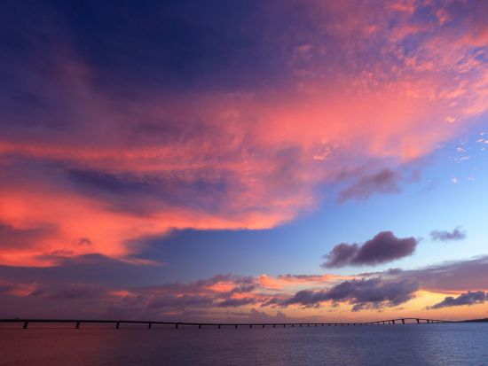 サンセットBBQクルージングチャーター、釣り・シュノーケル・SUPも楽しめる！完全貸切のボートで素敵な思い出を作ろう＜約3時間／宮古島＞