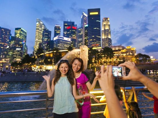 シンガポール夜景ツアー　オープントップバスもしくはリバークルーズから選べる！マーライオン公園＆マリーナベイサンズのショー＜日本語ガイド＞By JTB