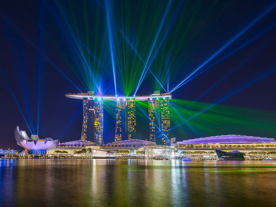 シンガポール夜景ツアー　ガーデンズ・バイ・ザ・ベイ＆マリーナ・ベイ・サンズの光と音のショー＋シンガポールフライヤー乗車 ＜日本語ガイド／夕食付き／往復送迎＞