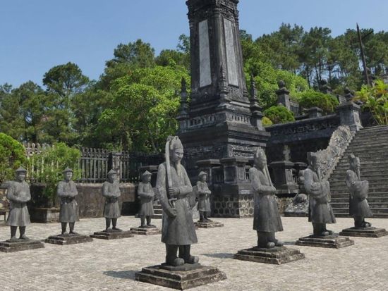 世界遺産フエ 日帰りツアー　フエ王宮＆ティエンムー寺など ＜昼食付き／英語ガイド／ダナン発＞