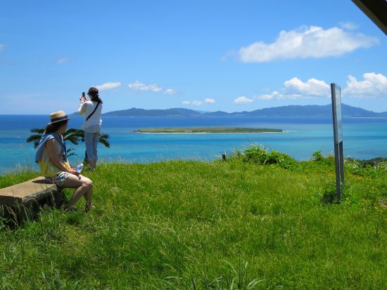 小浜島レンタサイクル 心地よい風を感じながらラクラク観光！石垣島からの往復フェリーチケット付き＜石垣島発＞